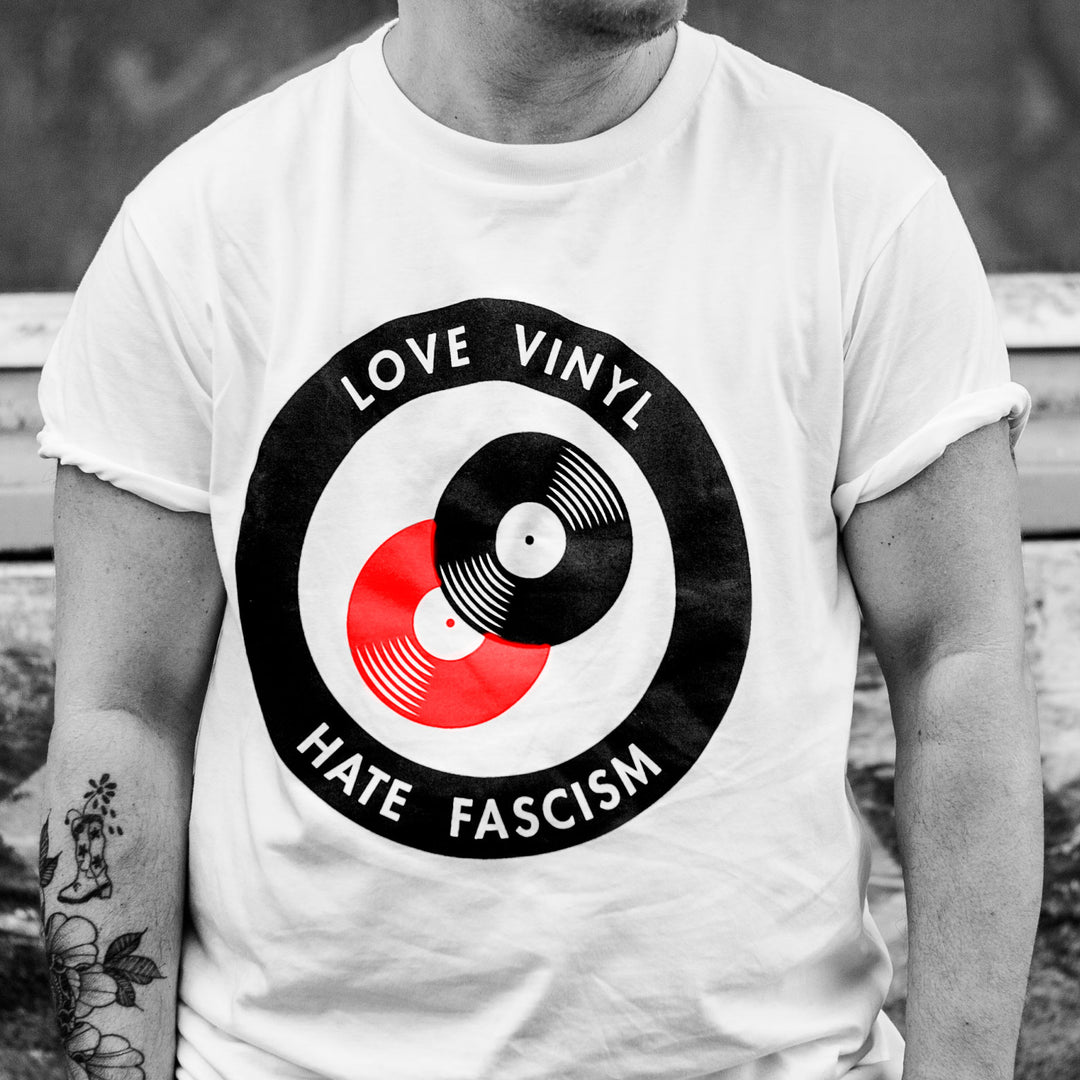 T-shirt Love vinyl Hate Fascism, 100% coton bio & équitable