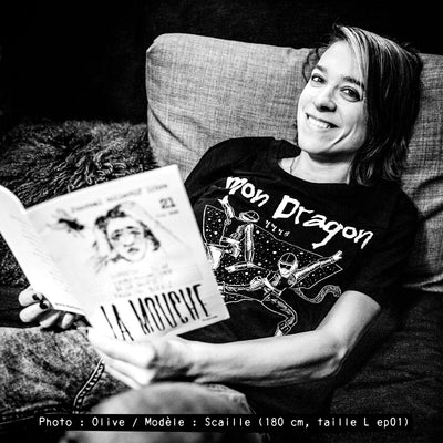 Tee shirt du groupe punk crust Mon Dragon. Serigraphie blanc ou gris sur tshirt noir. Dessin par Alyosha. Photo par Olive. Modele : Stef.
