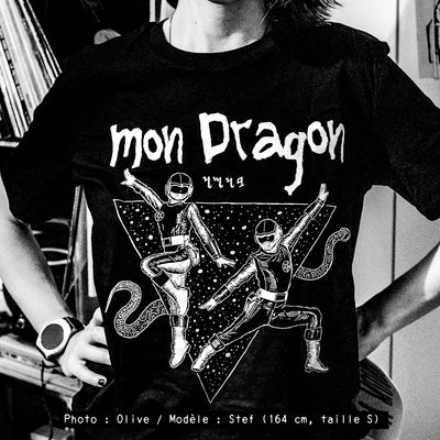 Tshirt du groupe punk MON DRAGON, sérigraphie blanche sur tshirt noir bio et équitable. Dessin par Alyosha