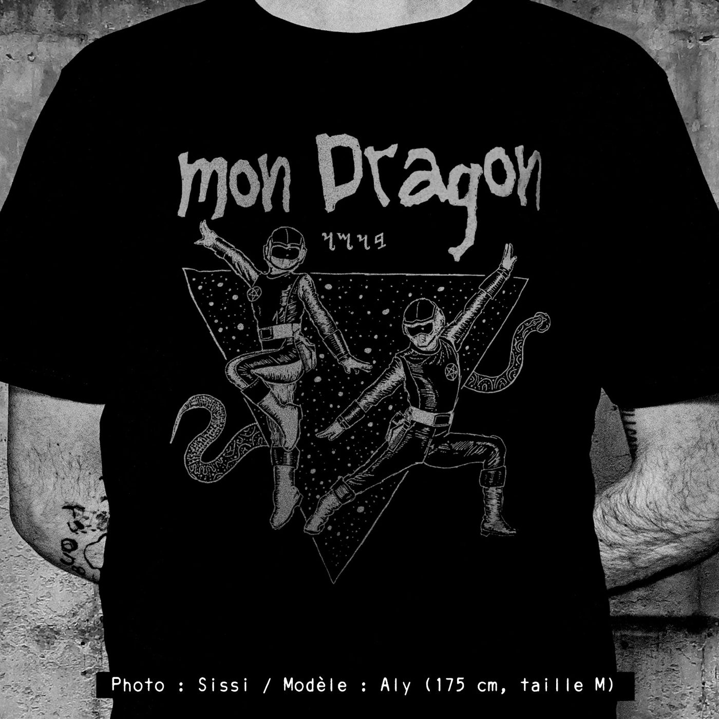Tshirt du groupe punk MON DRAGON, sérigraphie gris argenté sur tshirt noir bio et équitable. Dessin par Alyosha