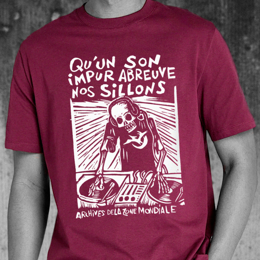 Tee shirt Archives De La Zone Mondiale couleur bordeaux, sérigraphie en blanc à la main. T-shirt 100% coton bio et équitable