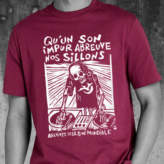 Tee shirt Archives De La Zone Mondiale couleur bordeaux, sérigraphie en blanc à la main. T-shirt 100% coton bio et équitable