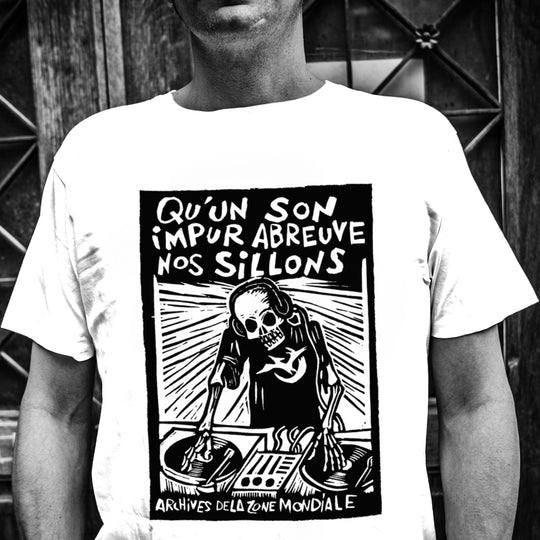 Tee shirt Archives De La Zone Mondiale couleur blanc, sérigraphie en noirà la main. T-shirt 100% coton bio et équitable