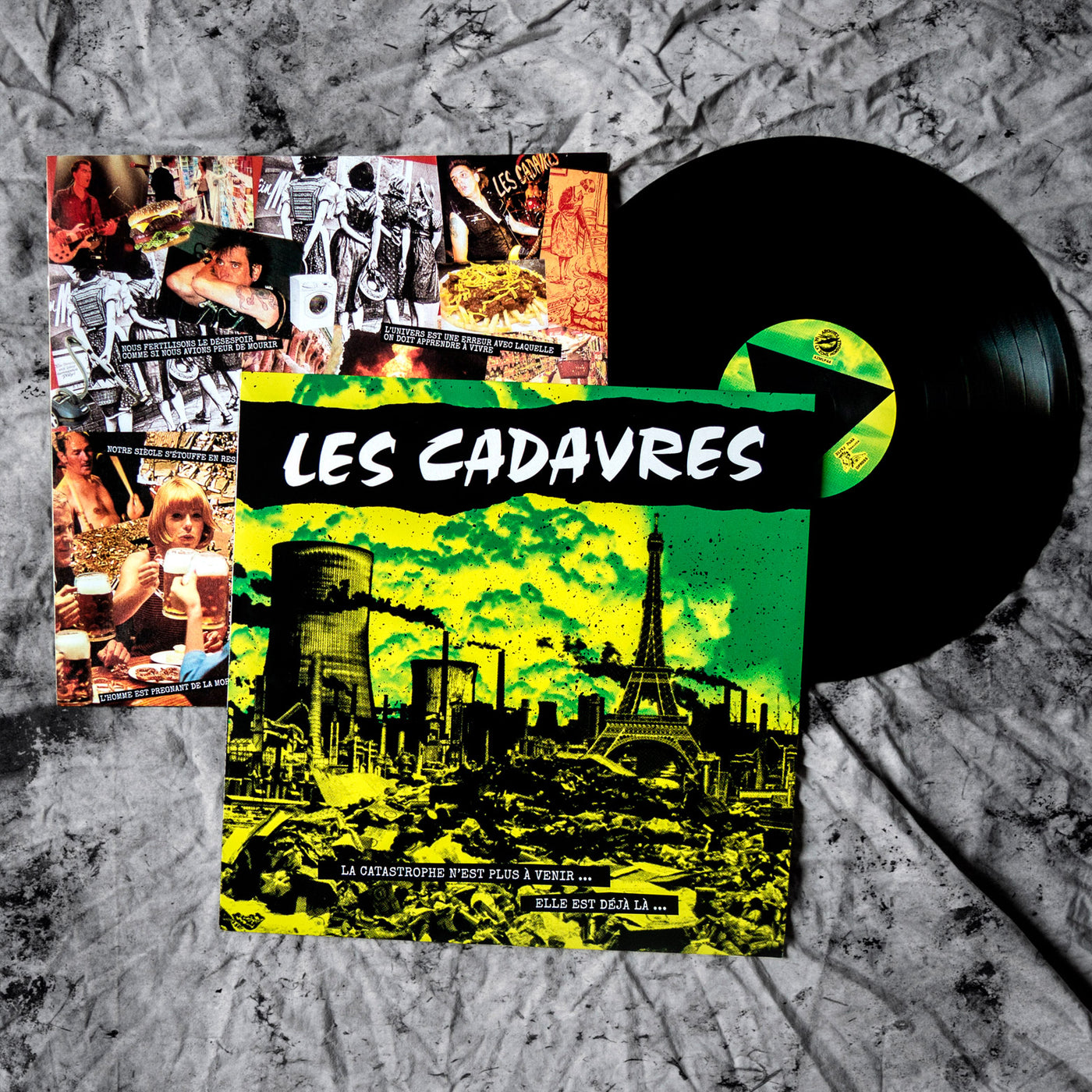 disque vinyle de l'album live "La Catastrophe n'est plus à venir..." du groupe punk LES CADAVRES. sous-pochette imprimée avec paroles et photos