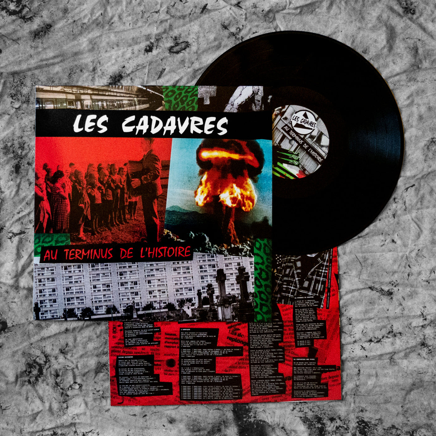 Disque Vinyle de l'album "Au Terminus De L'Histoire" du groupe LES CADAVRES. Sous-pochette avec textes et photos.