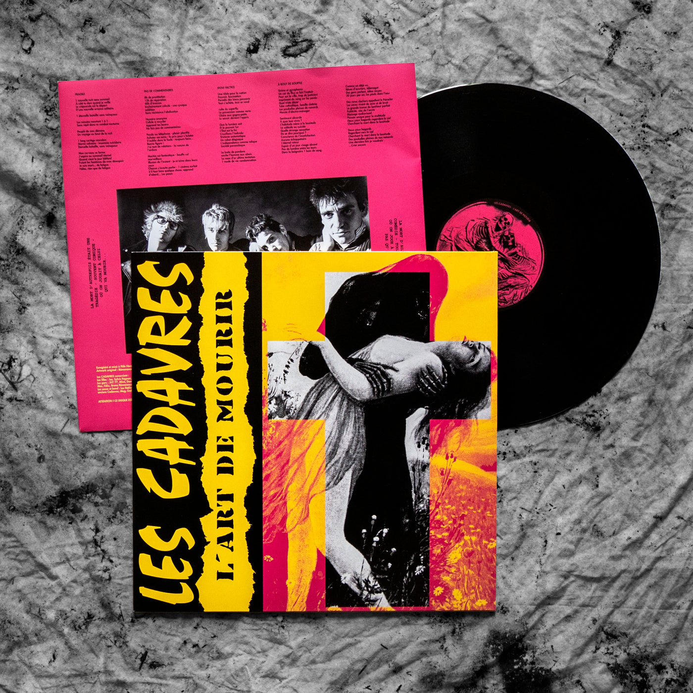 disque vinyle de l'album "L'Art De Mourir" du groupe LES CADAVRES, avec un insert reprenant les textes et photos