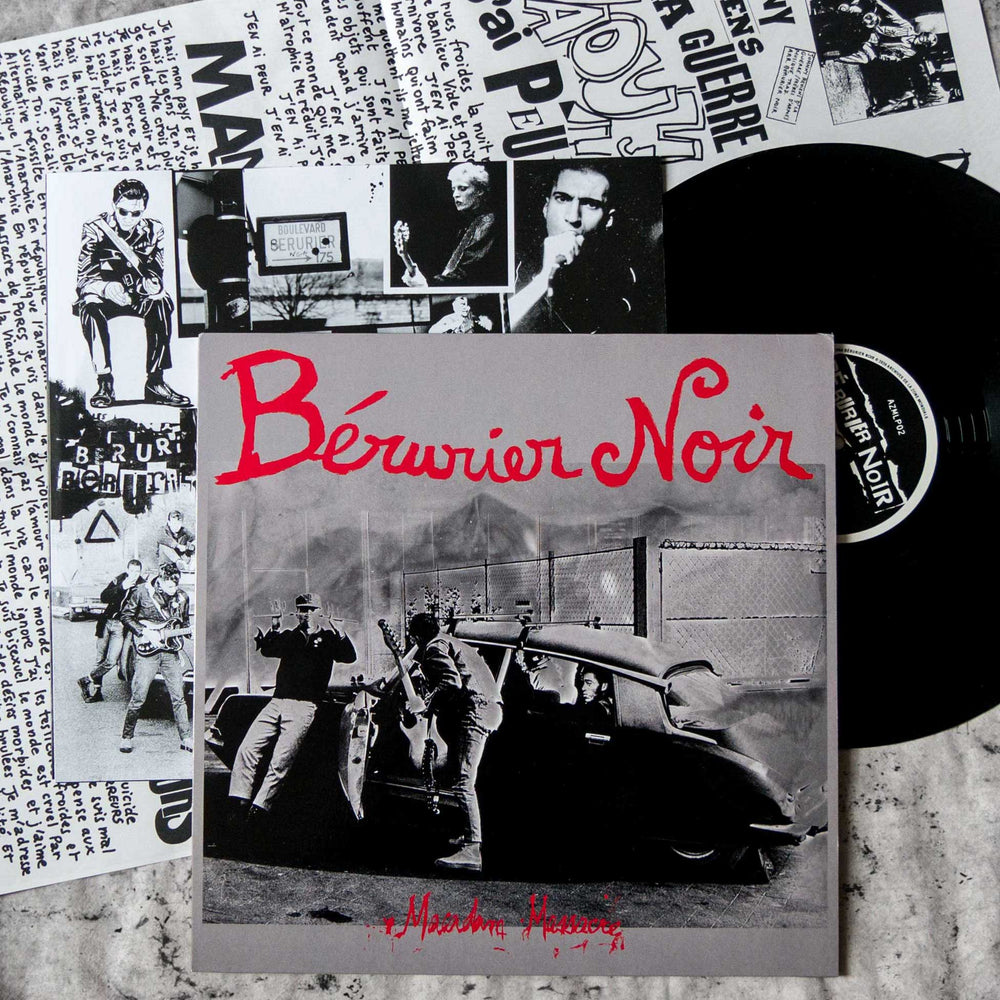 photo du vinyle de Bérurier Noir "Macadam Massacre" avec une sous pochette avec illustrations et textes, et un poster géant avec paroles et dessins