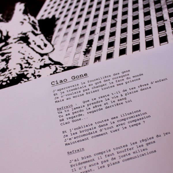 photo de la sous-pochette imprimée du vinyle "Sauvages" de HAINE BRIGADE avec les paroles du morceau "Cia Gone" : "J'apercevais la fourmillière des gens, Et je tremblais au gré des ouragans, Je n'voulais pas changer la face du monde, Mais au moins briser toutes mes prisons"...
