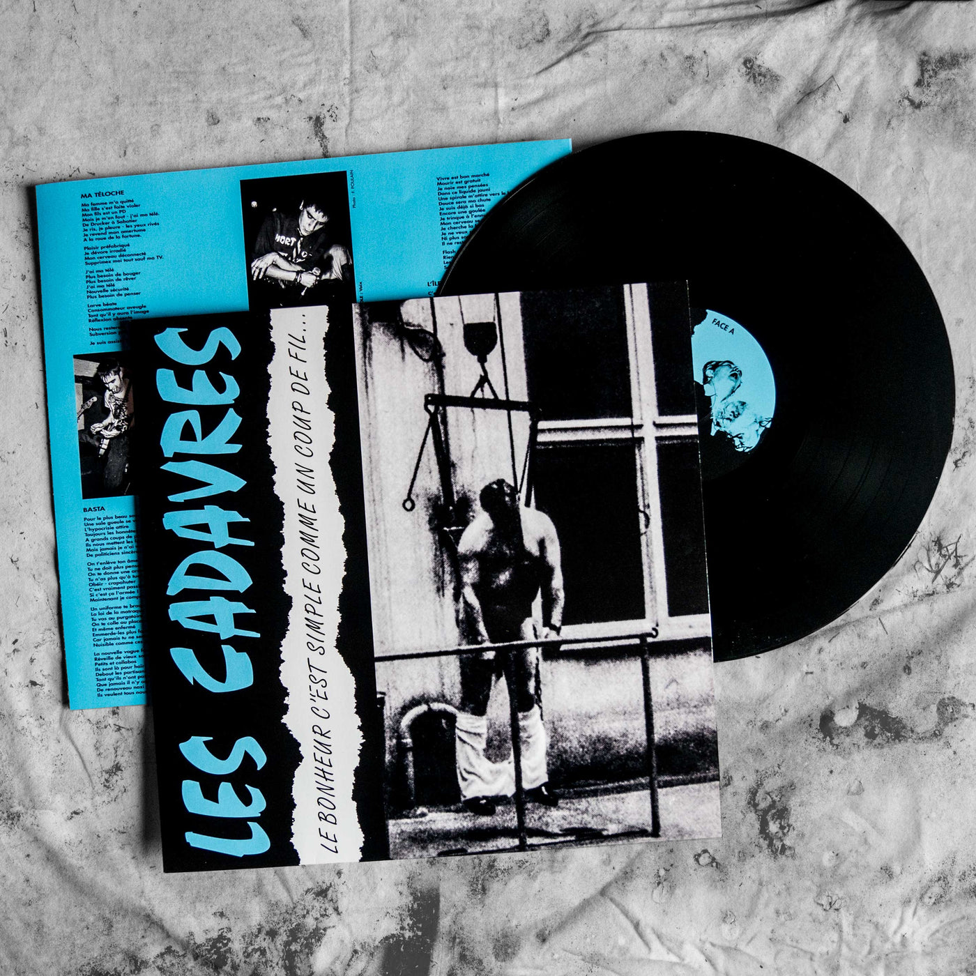 disque vinyle de l'album "Le bonheur C'est Simple Comme Un Coup De Fil" du groupe LES CADAVRES. Sous-pochette avec textes et photos